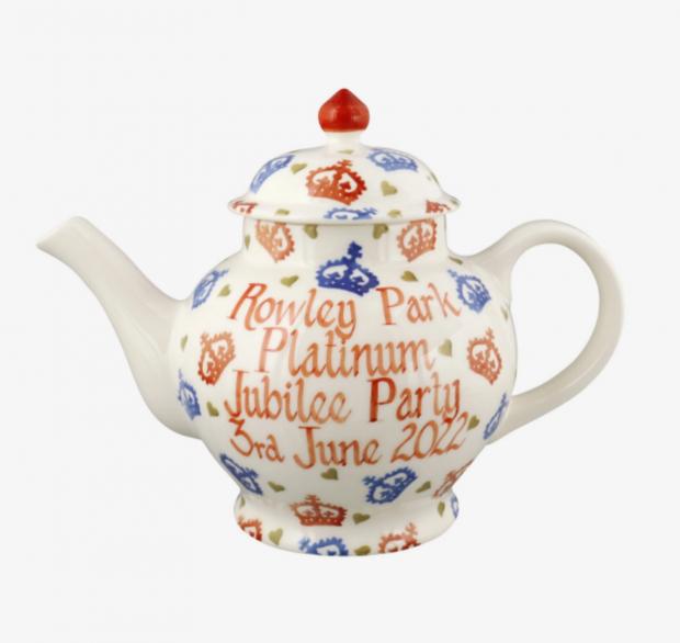 Stroud News and Journal: Personalised Platinum Jubilee 4 Mug Teapot (Emma Bridgewater)