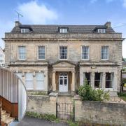 Stroud 8 bedroom 17th century mansion for sale on Zoopla - See inside (Zoopla/Canva)